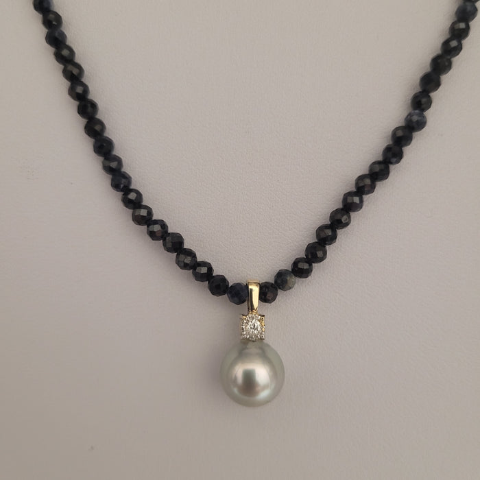 A Pendant necklace in 18K Yellow, Tahiti Pearl ,  Diamond, Sapphire Strand