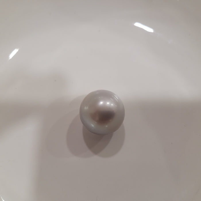 Tahiti Pearl 14 mm Silver Natural Color & High Luster