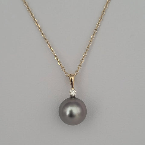 Dark Tahitian pearl pendant 9-10mm with diamond — 18K yellow gold (Pinctada margaritifera)