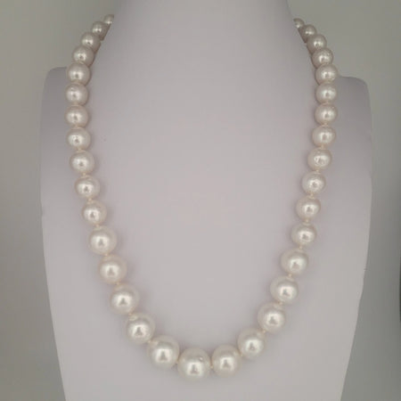 White South Sea Pearls Round shape High Luster 18K Gold Claps | The South Sea Pearl |  The South Sea Pearl
