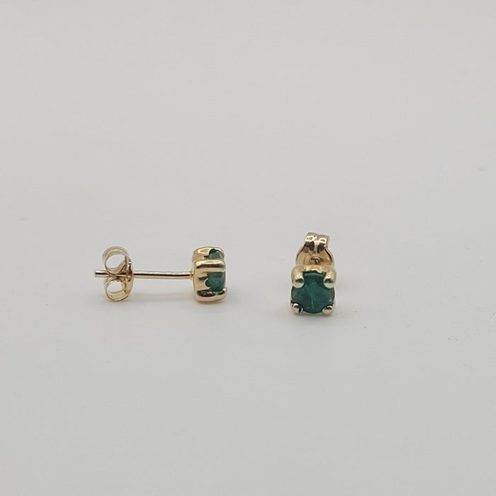 Mimuka Jewels 18K Yellow Gold Emerald Stud Earrings – 4mm Round Natural Emeralds - MIMUKA