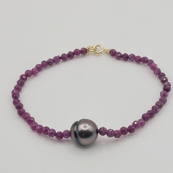 Pulsera con Perla Tahití, Rubíes y Cierre de Oro Amarillo 18K - MIMUKA