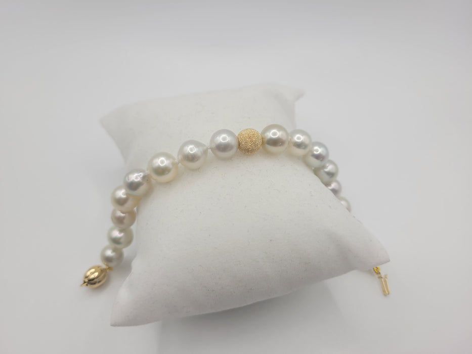 A South Sea Pearl Bracelet 9 mm and 18 Karat Solid Gold -  The South Sea Pearl