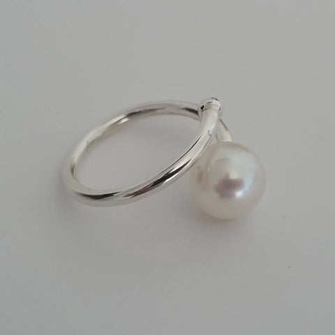 White South Sea pearl ring — adjustable .925 sterling silver (Pinctada maxima)