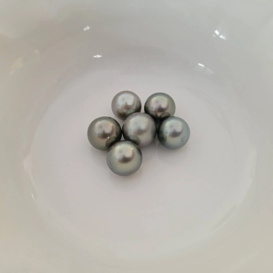 Loose Tahitian Pearls of Natural Color and High Luster 13-14 mm Round -  The South Sea Pearl