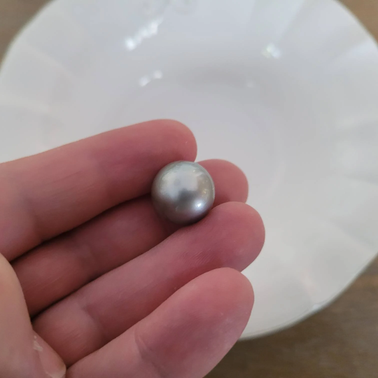 Tahitian Pearl of 14 mm Round, Natural Color and High Luster -  The South Sea Pearl